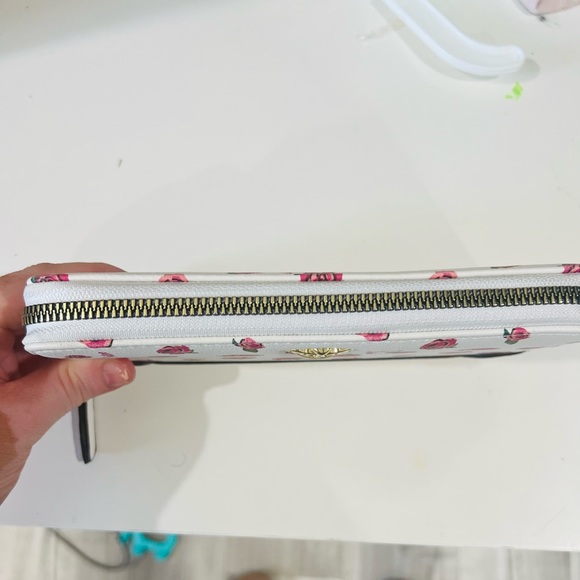 Juicy Couture Wallet - Picture 3 of 4